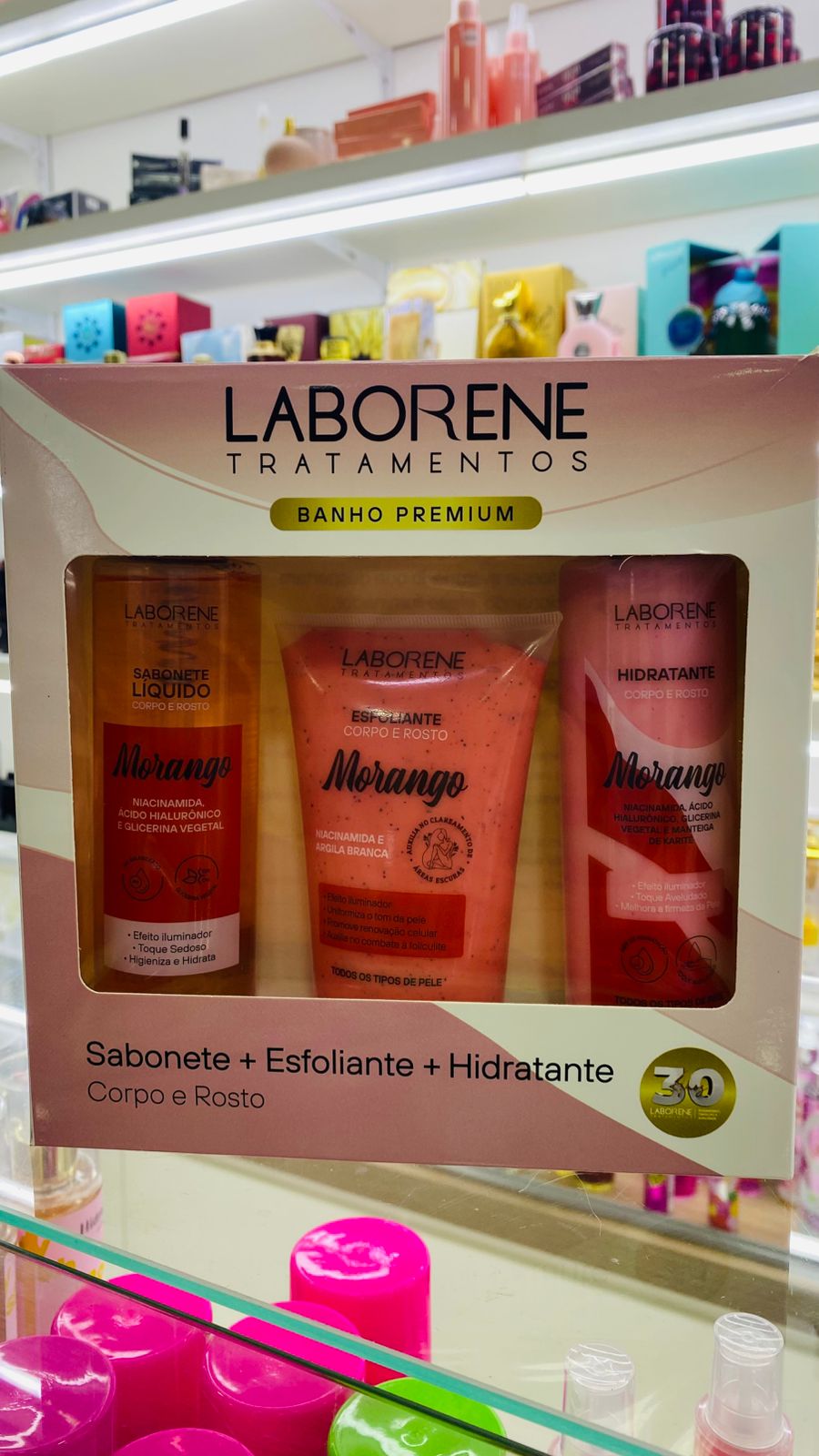 Mulher segurando perfume Pura Beleza